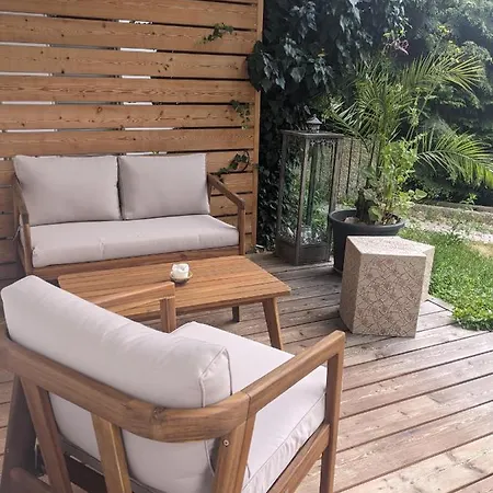 Mit Terrasse Und Eigenem Parkplatz *